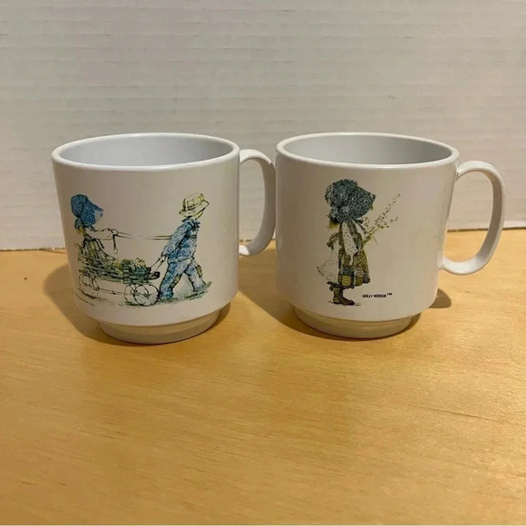 American Greetings 1972 Plastic Holly Hobbie Mugs Cups Lot Of 2 - Picture 1 of 14